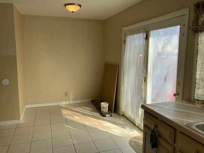 Dinette - 421 Hallmark Ln