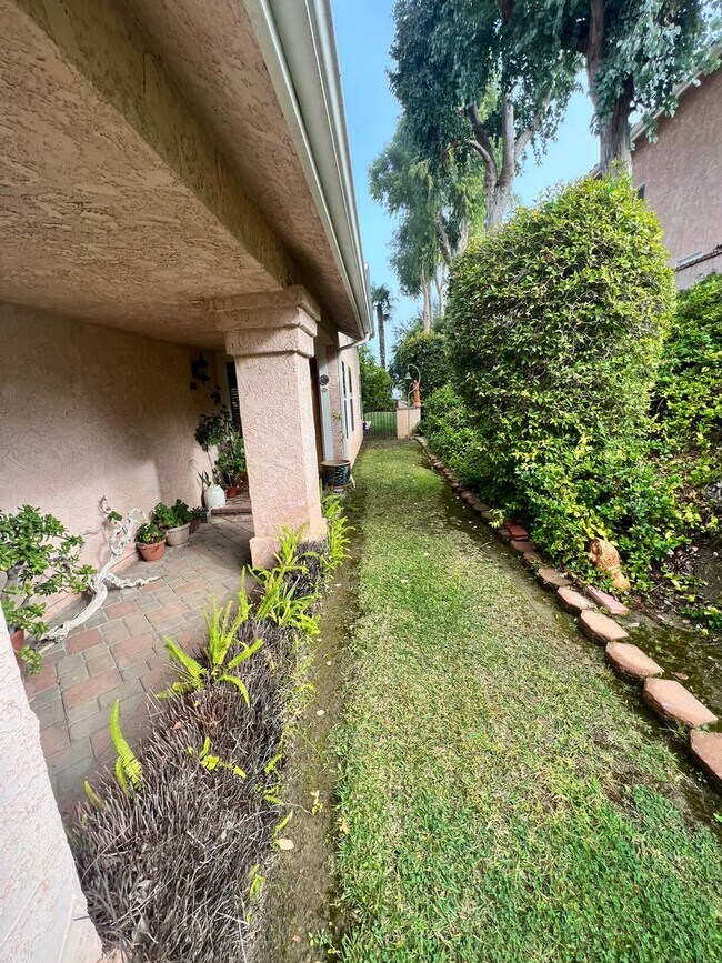 Foto del edificio - West Ventura - Gorgeous updated three bedroom, 2.5 bath home in Brock Hills