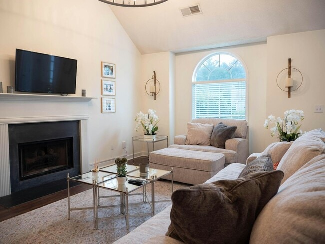 Building Photo - 2158 Dresden Green