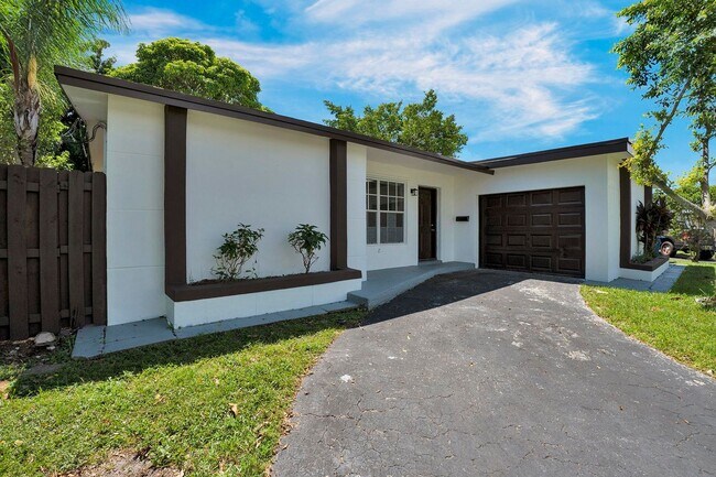 Building Photo - Sunrise Gem: Updated 2-Bed, 2-Bath with Ga...
