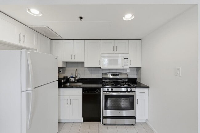 Building Photo - 457 2nd St