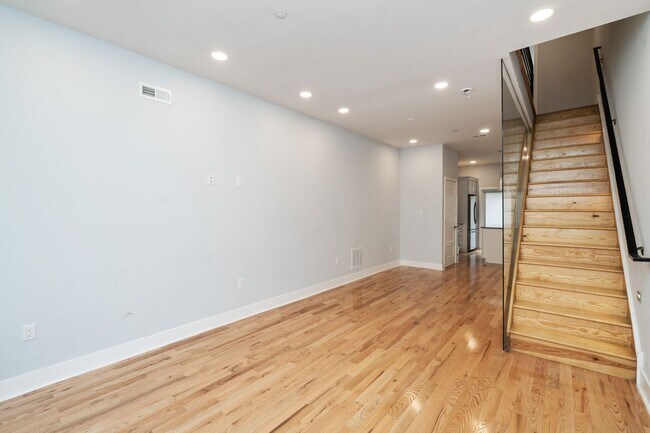 Building Photo - Gorgeous and Modern 4 Bed. 3 Bath Graduate...