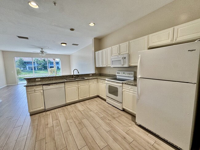 Foto del edificio - 912 Hampton Cir
