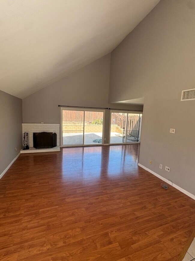Foto del edificio - Conveniently located home featuring 2 main bedrooms!