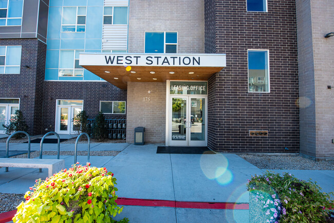 Entrada - West Station Apartments