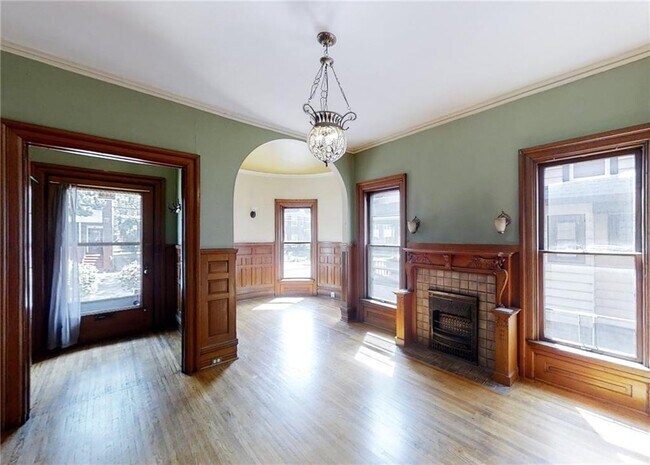 Building Photo - 344 W 9th St