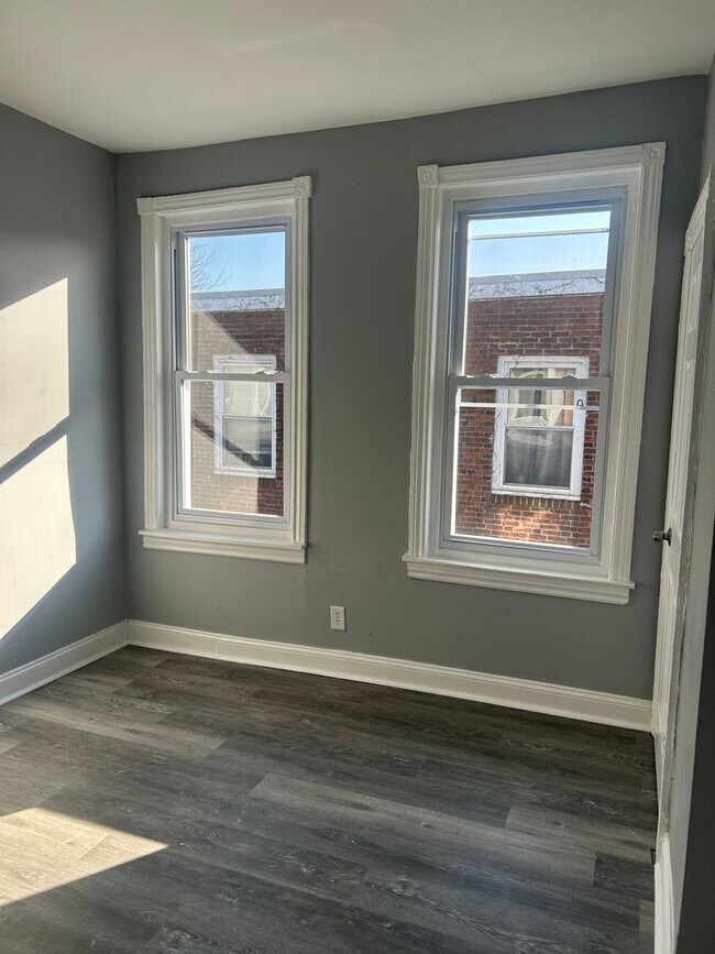 Foto del edificio - 3BR 1,5 bath Only with 3 Br pha voucher