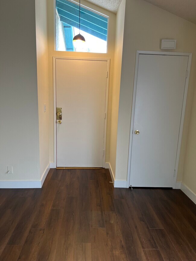 Puerta principal y armario delantero - 4166 Garden Ave