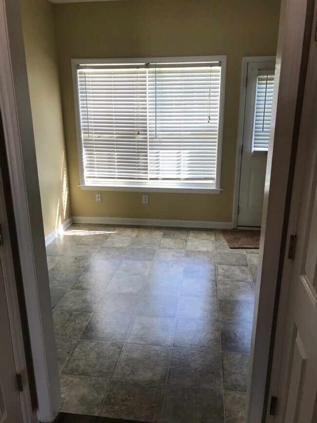 Building Photo - 2865 Bennington Dr