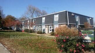 Building Photo - 148 Forest St