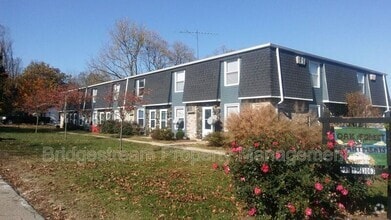 Building Photo - 148 Forest St