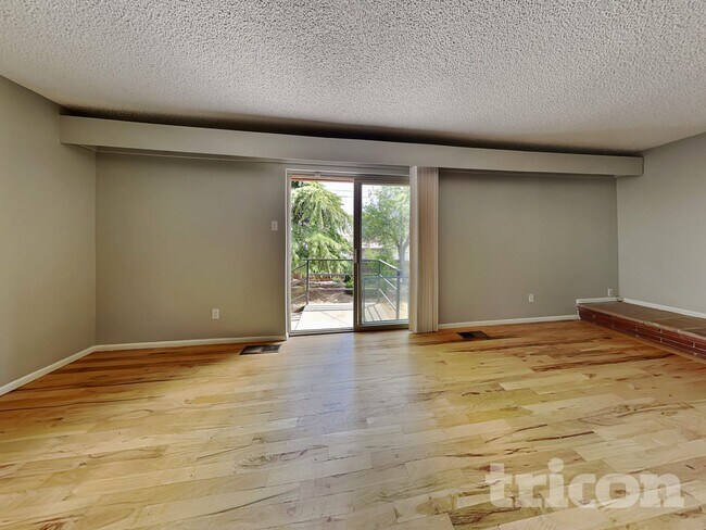Building Photo - 1400 Ebbetts Dr