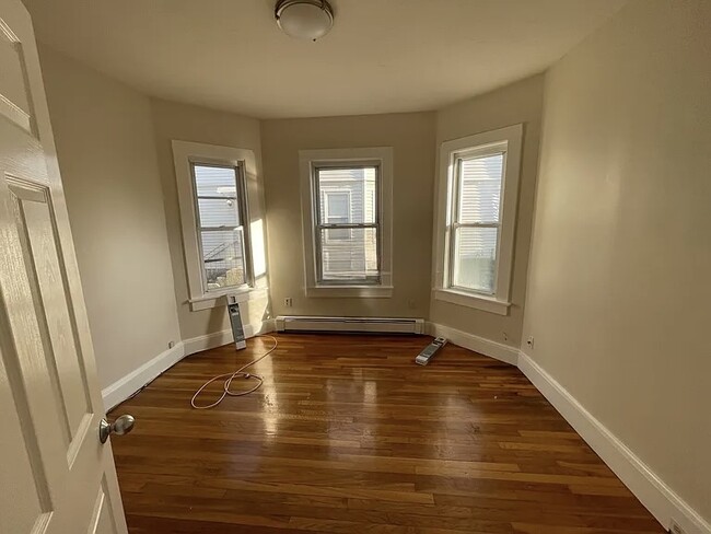 Building Photo - 366 Crescent St