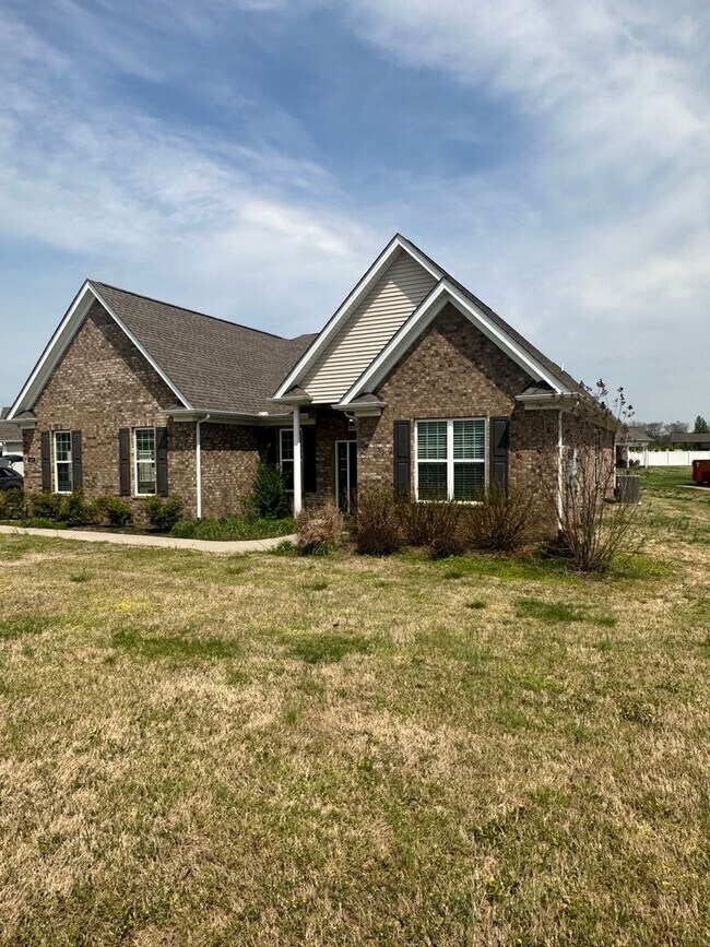 Foto del edificio - BEAUTIFUL 3 Bed 2 Bath Home