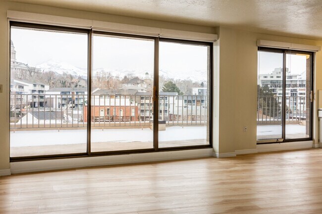 Foto del edificio - 245 N Vine St