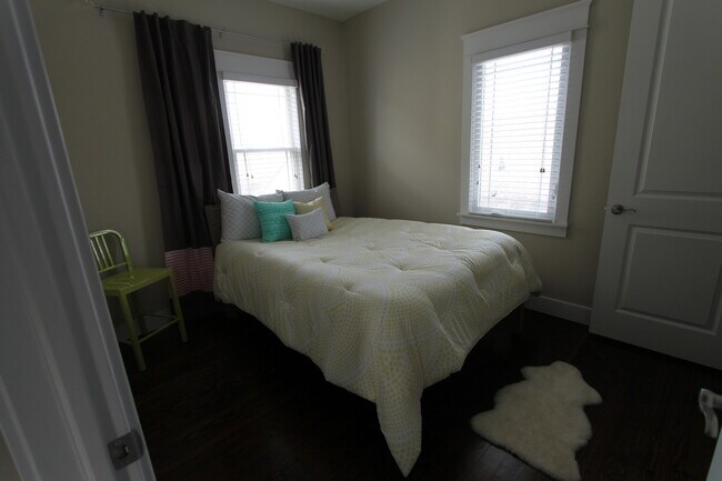 Building Photo - Large 3 bedroom 2.5 bath remodeled home! L...
