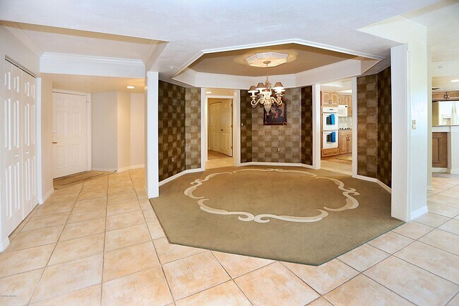 Foto del edificio - 3 bedroom  three bath
