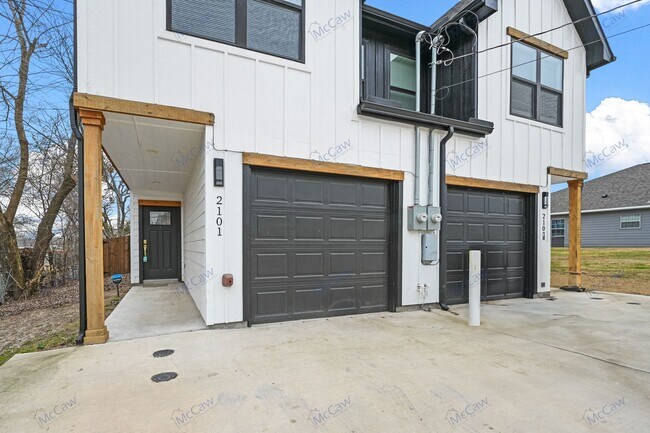 Foto del edificio - Gorgeous 3/2.5 Duplex in Greenville!