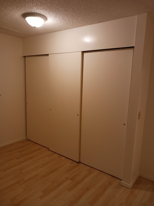 Building Photo - 1009 N Devon Ave