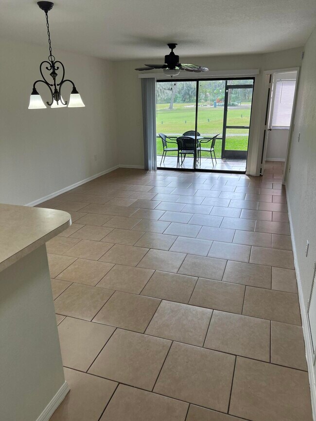 Building Photo - 1233 Country Club Dr