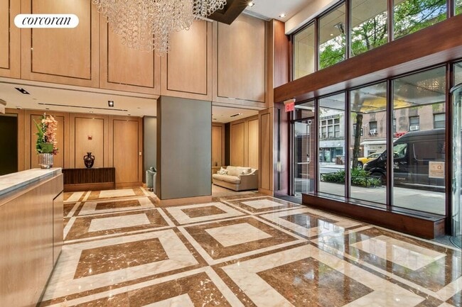 Building Photo - 250 E 53rd St