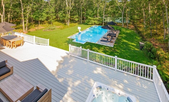 Foto del edificio - 528 Wainscott NW Rd