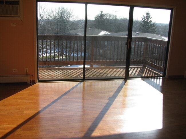 Building Photo - 985 S Court of Shorewood