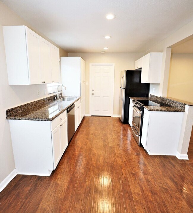 Foto del edificio - Beautiful 2 bed/1 bath Duplex with Attached Garage in Redwood City Available NOW!