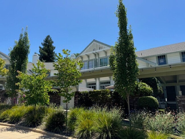 Foto del edificio - Tri-level townhome in highly desirable Dia...