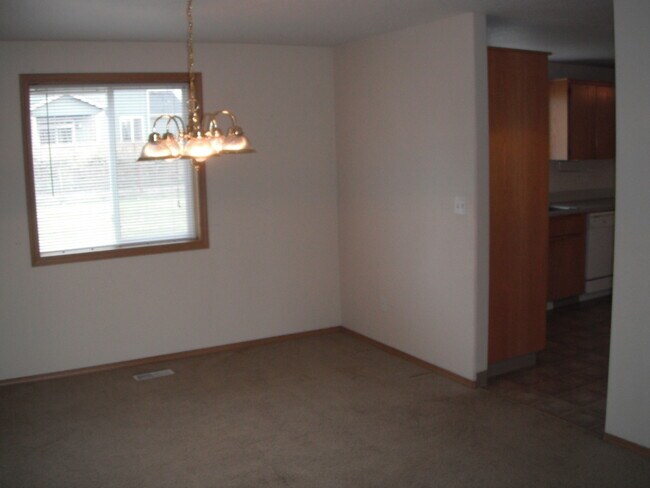 Building Photo - Spacious 4 Bedroom Home w/ Patio & Large F...