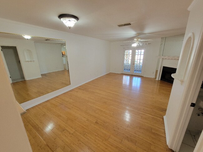 Foto del edificio - 3801 Crown Point Rd