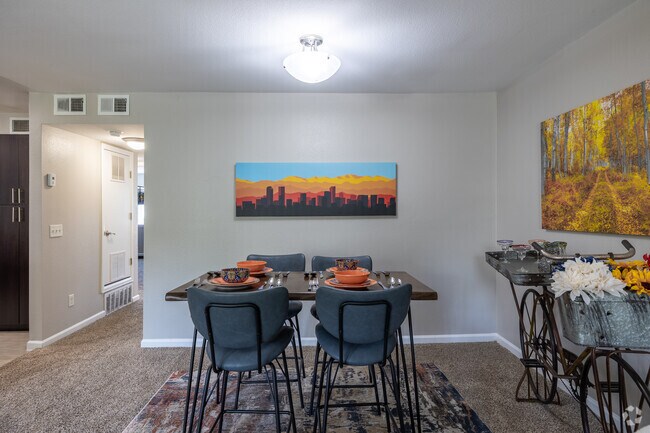 2 habitaciones, 2 baños - 1050 pies cuadrados - Comedor - The Girard at Cherry Hills