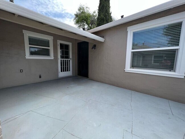 Building Photo - 2BD/1BA Downtown Alameda Duplex w/ Garage ...