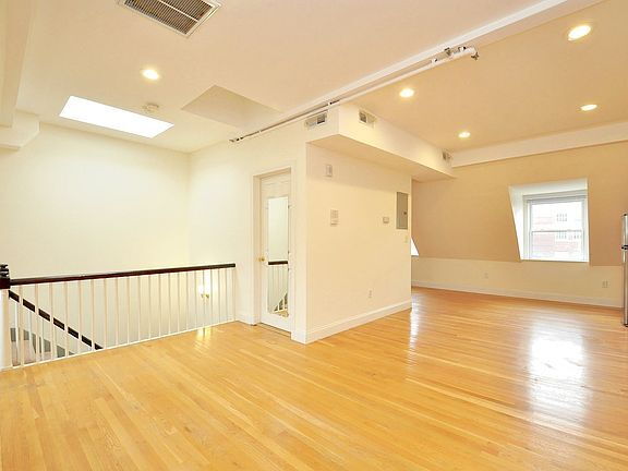 Building Photo - "Charming 1-Bedroom Apartment with Granite...