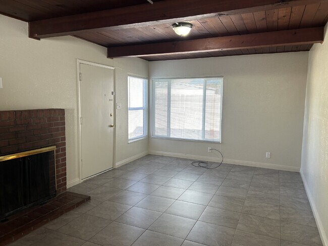 Building Photo - One bedroom duplex in central Merced