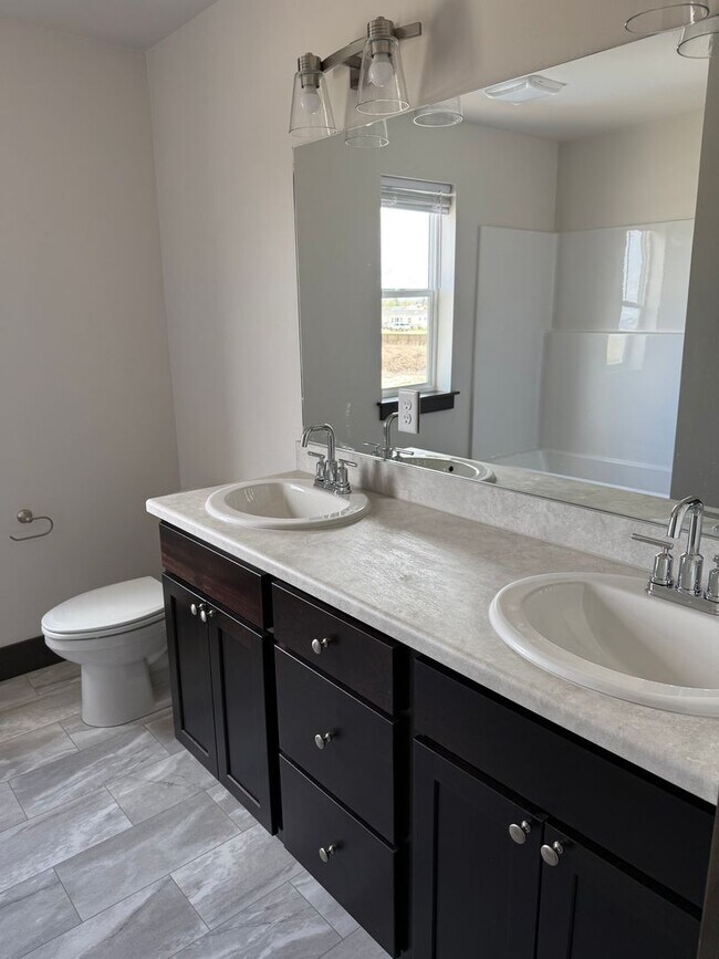 Foto del edificio - Brand New 3 Bed 2.5 Bath with double attac...