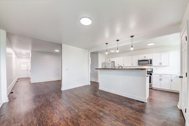Building Photo - Available May 2024 - Completely RENOVATED ...