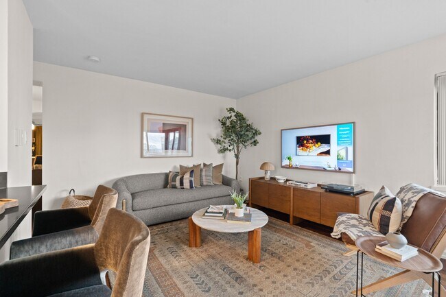 Amplia sala de estar en Skye at Belltown Apartments en Seattle, WA 98121 - Skye Apartments