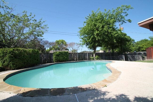 Building Photo - I Have A Pool!