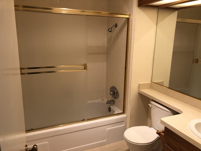 bathroom - 505 Cypress Point Dr
