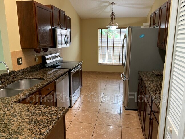 Foto del edificio - 120 Lakebreeze Cir