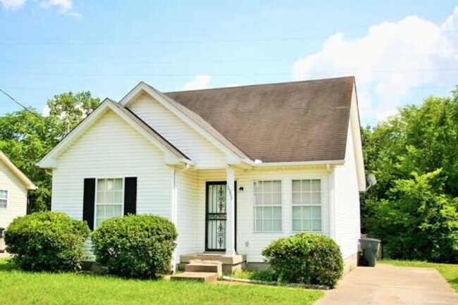 Building Photo - $2100/Mo- Fenced Back Yard- Cozy and Spaci...