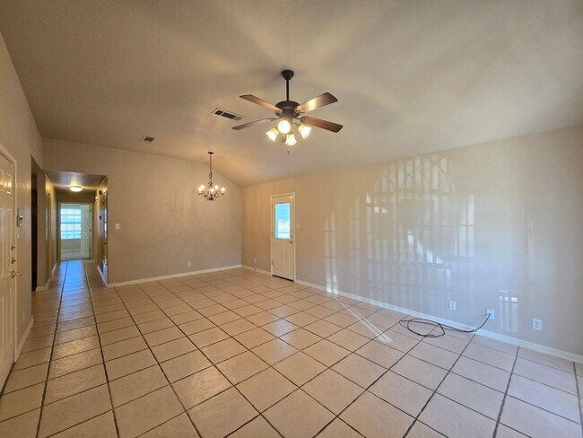 Foto del edificio - RENT REDUCTION & AVAILABLE NOW!