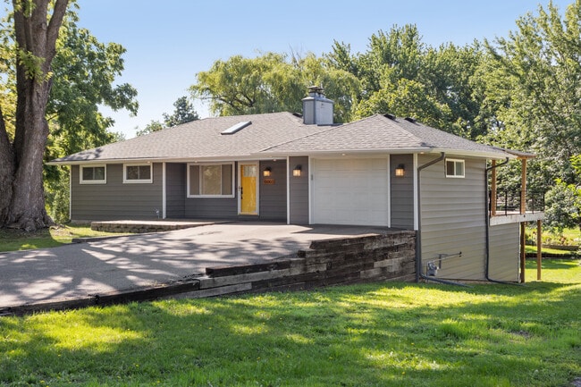 Building Photo - 10003 Crestridge Dr