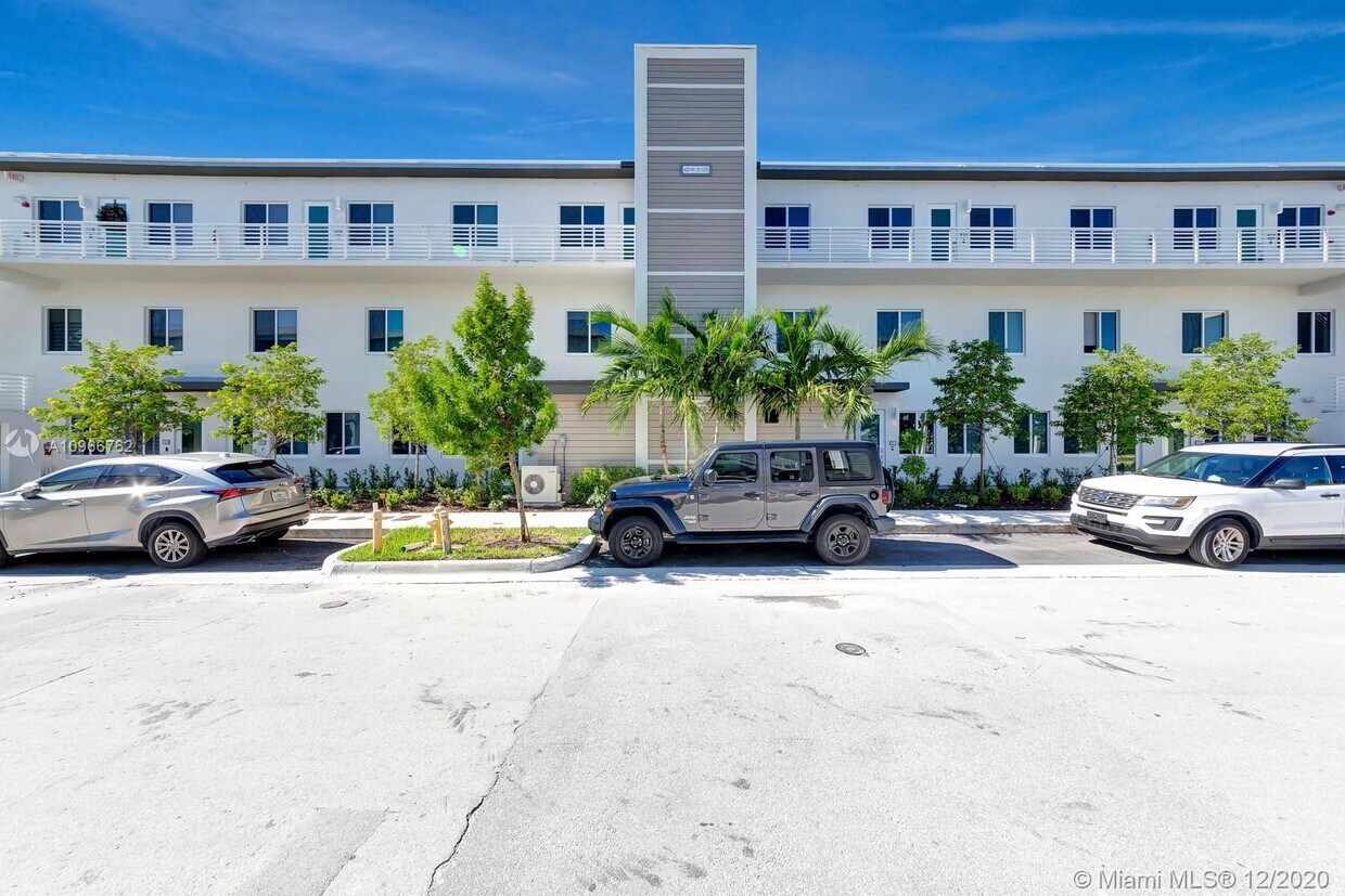 Foto principal - 10295 NW 64th Terrace