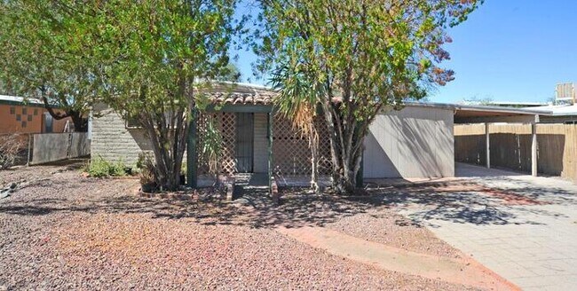 Foto del edificio - Charming home on a large lot