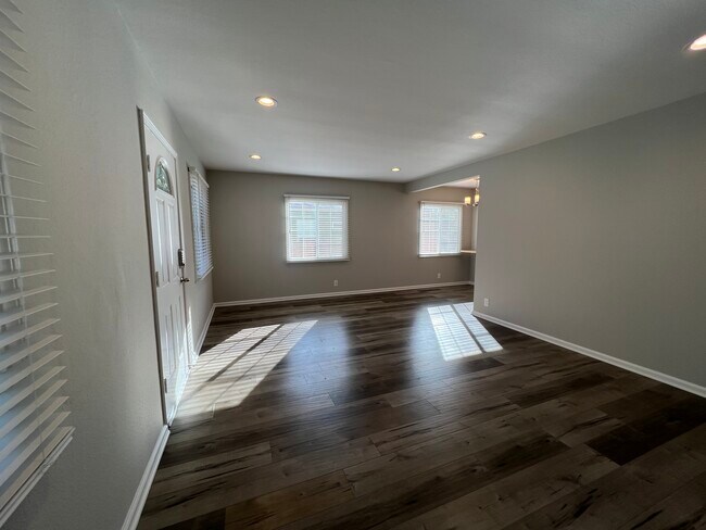 Foto del edificio - 7307 Ensign Ave