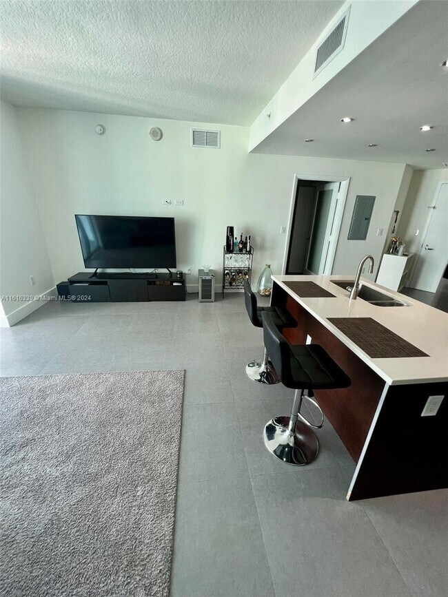Foto del edificio - 1900 North Bayshore Drive Apt #2807, Miami...