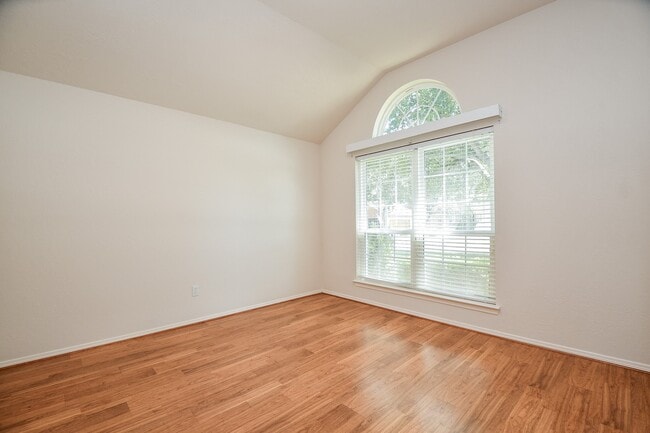 Foto del edificio - 6206 Fawnlake Dr