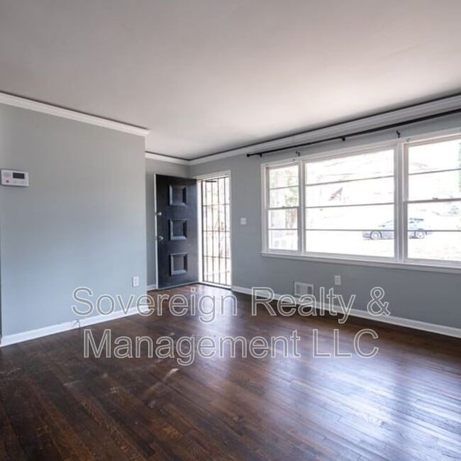 Building Photo - 4085 Kenora Dr SW